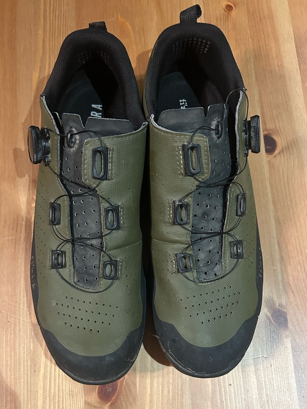 Men's Olive Green BOA Cycling Shoes with Secure Dial Closure